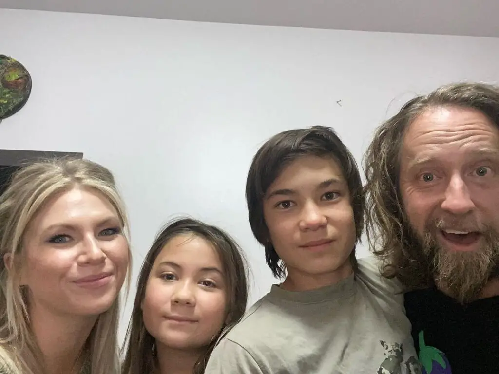 Josh Blue with his two childrens and girlfriend Mercy Gold.
