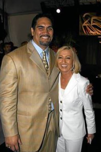 Kevin-Mawae-with-his-wife-Tracy-Dale-Hicks