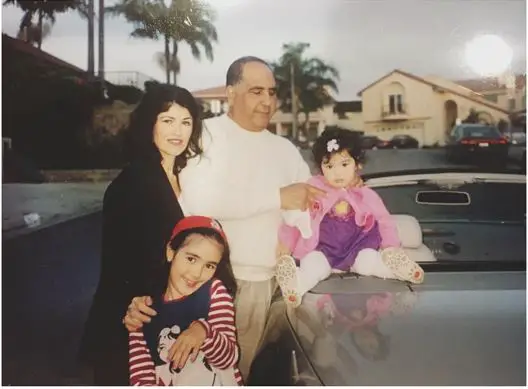 Alexa-Mansour-with-her-family-when-was-a-kid