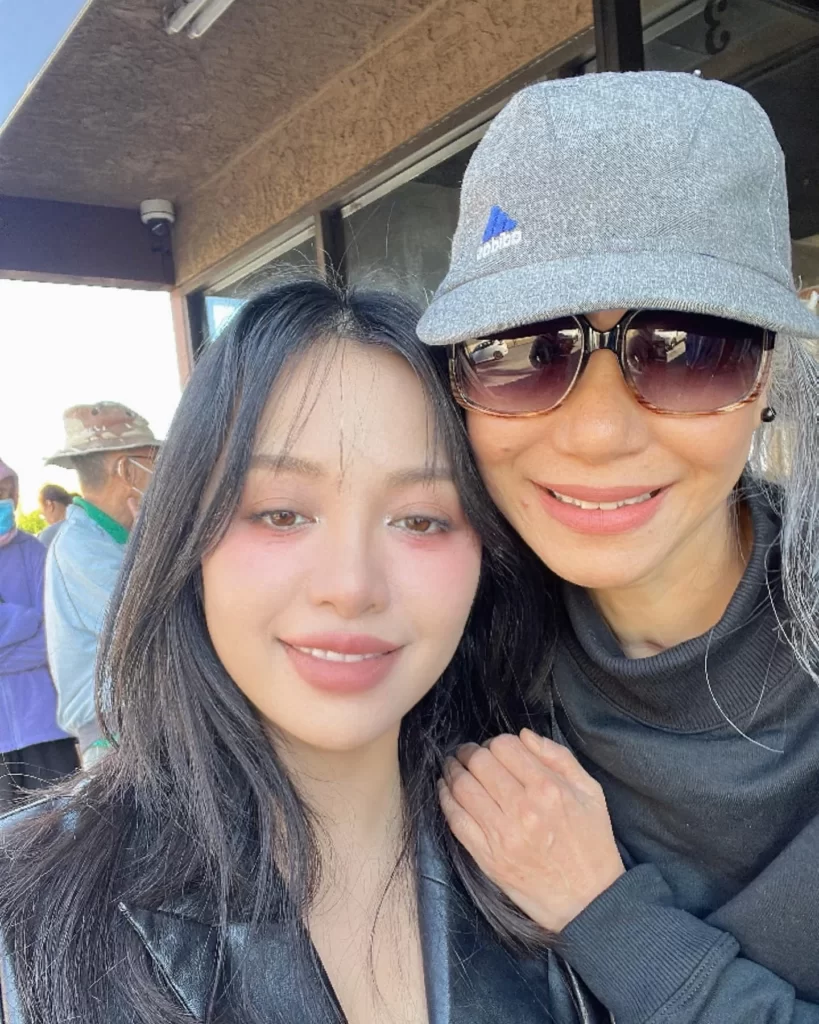 Michelle Phan with her mother image
