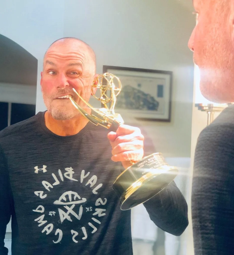Jay-messing-with-his-daughters-Emmy-Award